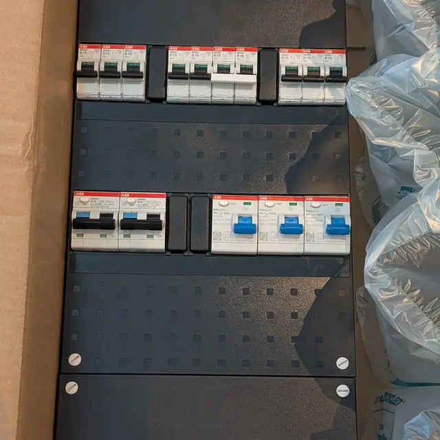 Nieuwe ABB-groepenkast met automaten en aardlekschakelaars, klaar voor installatie door Elektra Jeff